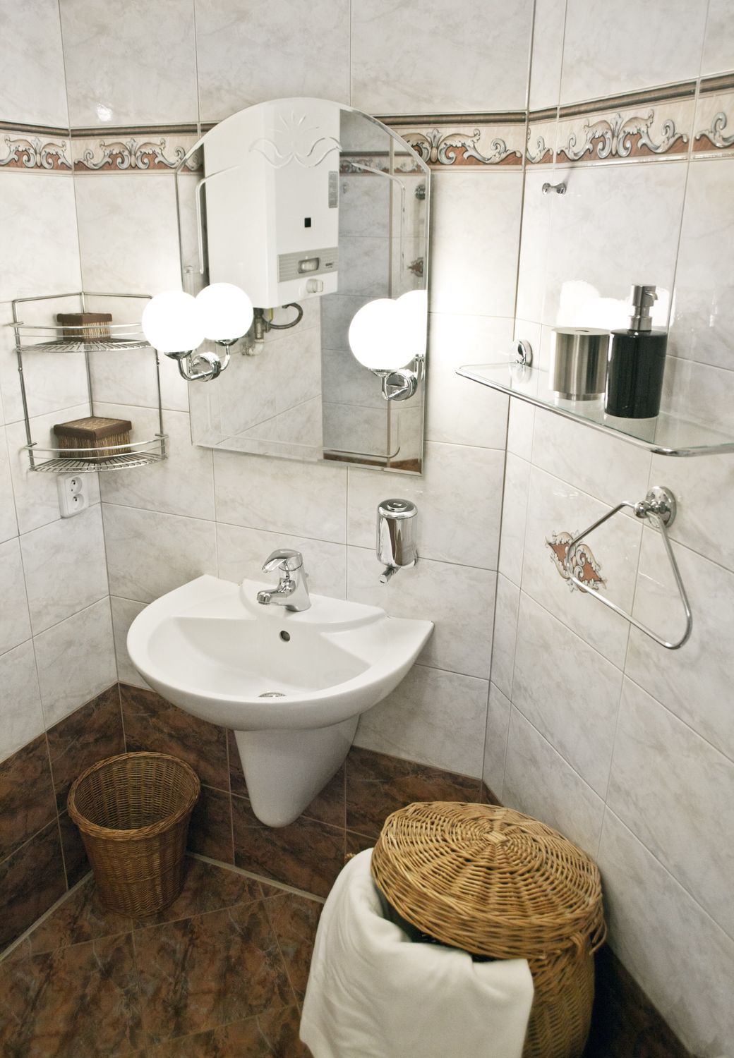 BATHROOM / BASIN