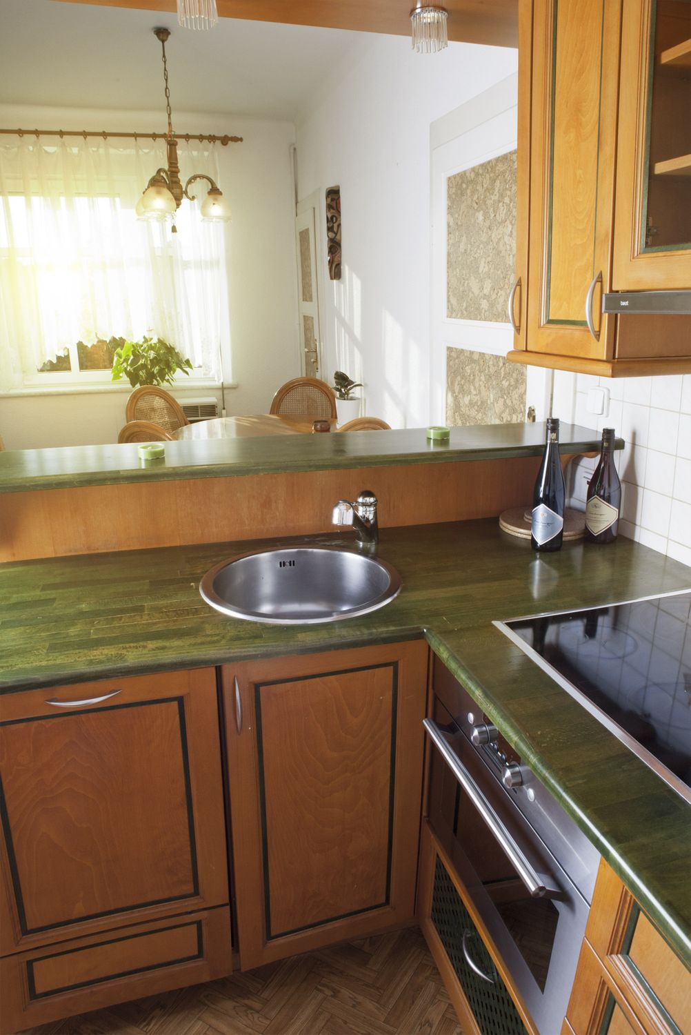 KITCHEN / COUNTER